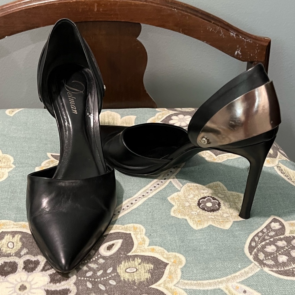 Delman Pump - Picture 3 of 6